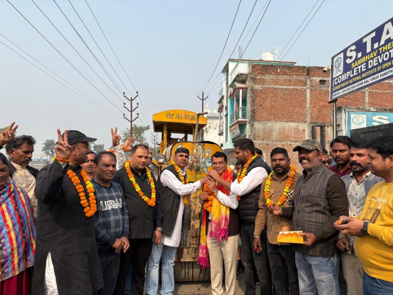 विधायक शिव अरोरा ने किरतपुर में एनएच 74 से उत्तर प्रदेश की सीमा को जाने वाले मार्ग के सतह सुधार के कार्य का फीता काटकर शुभारम्भ किया