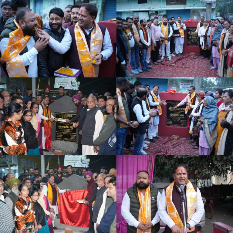 सबके सहयोग से स्मार्ट सिटी का विजन होगा साकारः विकास शर्मा  महापौर ने इन्द्रा कालोनी और आदर्श कालोनी में निर्माण कार्यों का किया शिलान्यास