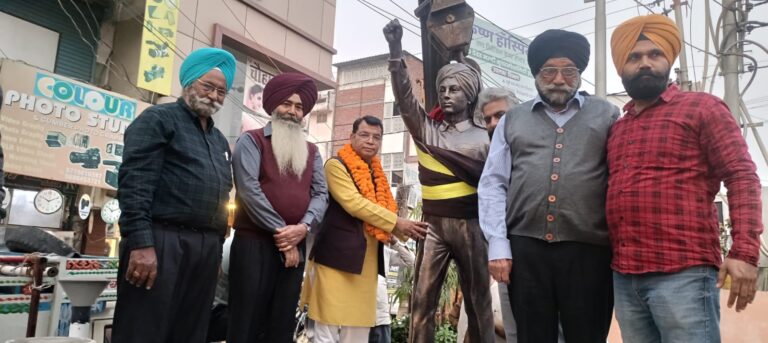 *भगत सिंह चौक पर शहीद भगत सिंह की आदम कद कास्य प्रतिमा विधायक शिव अरोरा ने कराई स्थापित*       *विधायक बोले भगत सिंह चौक का बदला स्वरूप! जल्द होगा भव्य रूप से प्रतिमा का अनावरण*    रुद्रपुर। विधायक शिव अरोरा ने किया अपना वादा पूरा भगत सिंह चौक पर शहीद भगत सिंह की आदम कद की कास्य प्रतिमा की गई स्थापित। विधायक शिव अरोरा बोले भगत सिंह चौक मुख्य बाजार का दिल कहा जाता है जो अनेको प्रदर्शन कार्यक्रम का दशकों से साक्षी रहा है उस भगत सिंह चौक जो काफ़ी जर्जर हाल में था उसका सौंदर्यकरण उनके द्वारा विधायक निधि से करवाया गया साथ ही पर्यटन विभाग के माध्यम से विधायक शिव अरोरा ने एक बहुत सुन्दर आदम कद की कास्य प्रतिमा शहीद भगत सिंह की लगवाने की घोषणा उनके द्वारा की गई थी जो भगत सिंह चौक पर विधायक शिव अरोरा ने 7 कुंटल वजनी 20 लाख की लागत से कास्य प्रतिमा व प्रतिमा स्थल सौंदर्यकरण का कार्य इसमें किया  जाना है, साथ ही विधायक ने कहा यह ऊधम सिंह नगर जिले में पहली कास्य प्रतिमा होंगी जो इतनी खूबसूरत ओर भव्य है शायद आस पास ऐसी पहली प्रतिमा भगत सिंह चौक पर स्थापित की गई है जो रुद्रपुर क्षेत्र के लिये गौरव की बात है। मुख्य बाजार में भगत सिंह चौक जो एक नये स्वरूप में नजर आयेगा, अब शहीद भगत सिंह की प्रतिमा लगने से ओर भव्य दिव्य नजर आयेगा, आज प्रतिमा स्थापित की गई है जल्द भव्य व बड़े स्तर पर कार्यक्रम आयोजित कर भगत सिंह की प्रतिमा का अनावरण किया जायेगा। विधायक शिव अरोरा के भगत सिंह चौक पहुँचने पर विभिन्न समाजिक सगठनो गुरुद्वारा कमेटी, व्यापारी सहित अनेको लोगो ने आभार व्यक्त किया विधायक अरोरा के कार्य की सरहाना की।  विधायक शिव अरोरा ने कहा निश्चित रूप से इस कार्य में समय लगा लेकिन अंत में भगत सिंह चौक  शहीद भगत सिंह की प्रतिमा लगाने से व बाकि शेष कार्य पूर्ण होते ही बहुत सुन्दर ओर भव्य नजर आने वाला है, बाजार आने वाले लोगो के लिये यह आकर्षण का केंद्र होगा, जबकि पूर्व में भगत सिंह चौक की हालत जर्जर थी जानवर गंदगी वहाँ नजर आती थी मगर वर्तमान में भगत सिंह चौक की तस्वीर बदल चूकि है   विधायक शिव अरोरा ने कहा विधायक बनने के बाद से मेरी इच्छा थी भगत सिंह चौक की तस्वीर बदलनी चाहिए ओर जनता के आशीर्वाद से यह कार्य हमने कर दिखाया है।  इस दौरान, नरेश ग्रोवर,सुरमुख सिंह, सरदार मनमोहन सिंह, हरजीत सिंह, अरुण चुघ, हर्बन्स चुघ, केवल बत्रा, अशोक गुम्बर, मोहित बत्रा, मनीष गोस्वामी, रजनीश ग्रोवर, मनोज मदान, अमित नारंग, मोहित चड्डा, पवन गाबा, मयंक कक्कड़, मुकेश पाल, वासु गुम्बर, आदि लोग मौजूद रहे।