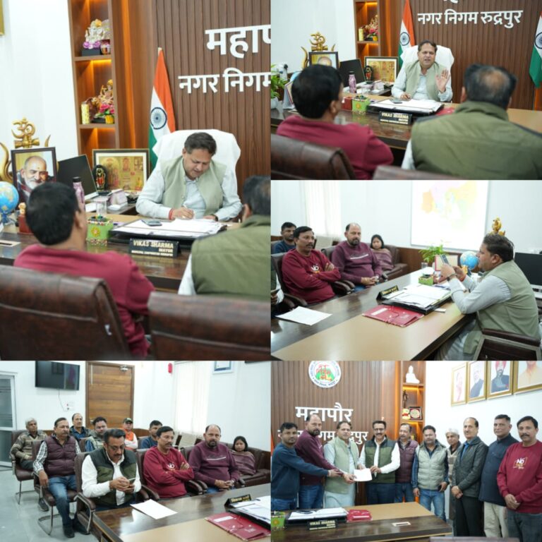 सिद्धेश्वर नाथ शिव शक्ति मंदिर समिति ने महापौर को सौंपा ज्ञापन  मंदिर में निर्माण कार्य कराने की लगाई गुहार, महापौर ने किया आश्वस्त