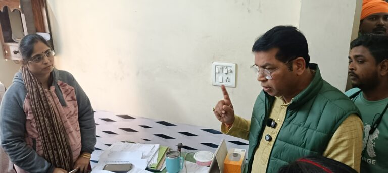 रम्पुरा की महिलाओ क़ो बिजली कनेक्शन न मिलने पर विधायक शिव अरोरा हुऐ आग बबूला एसडीओ क़ो जमकर सुनाई खरी खोटी, बोले मेरे रुद्रपुर के 30 हजार परिवार के लिये जिला अधिकारी के कार्यालय पर दरी बिछानी पड़ी तो पीछे नही हटेंगे