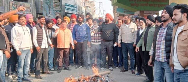 काशीपुर सिख समाज ने फूंका पूर्व कैबिनेट मंत्री हरक सिंह रावत का पुतला