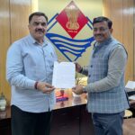 रूद्रपुर। पूर्व विधायक राजकुमार ठुकराल ने रुद्रपुर के नजूल, दानपत्र और सीलिंग भूमि पर लंबे समय से निवास कर रहे हजारों परिवारों को मालिकाना हक प्रदान करने और उन्हें विद्युत संयोजन उपलब्ध कराने की मांग को लेकर सोमवार को प्रदेश के मुख्य सचिव आनंद वर्धन से सचिवालय में भेंट की।