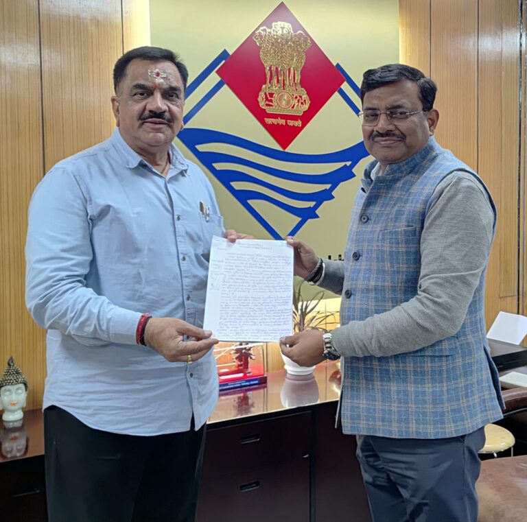 रूद्रपुर। पूर्व विधायक राजकुमार ठुकराल ने रुद्रपुर के नजूल, दानपत्र और सीलिंग भूमि पर लंबे समय से निवास कर रहे हजारों परिवारों को मालिकाना हक प्रदान करने और उन्हें विद्युत संयोजन उपलब्ध कराने की मांग को लेकर सोमवार को प्रदेश के मुख्य सचिव आनंद वर्धन से सचिवालय में भेंट की।