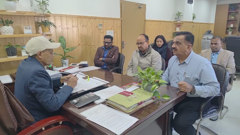 रूद्रपुर। पूर्व विधायक राजकुमार ठुकराल ने रूद्रपुर में नवनिर्मित मण्डी भवन की बदहाली एवं आढ़तियों को दुकानों के ब्लॉकों का आवंटन न किए जाने के मामले को लेकर देहरादून में कृषि विभाग के सचिव एसएन पाण्डे से मुलाकात की और उन्हें पूरी स्थिति से अवगत कराते हुए तत्काल कार्रवाई की मांग की।