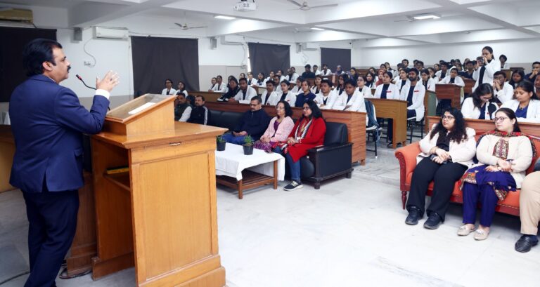 तीर्थंकर महावीर डेंटल कॉलेज एंड रिसर्च सेंटर में हर्टफुलनेस इंस्टिट्यूट की ओर से स्ट्रेस मैनेजमेंट प्रोग्राम में योग प्रशिक्षक श्री गौरव त्यागी ने स्टुडेंट्स को दिया योग का प्रशिक्षण