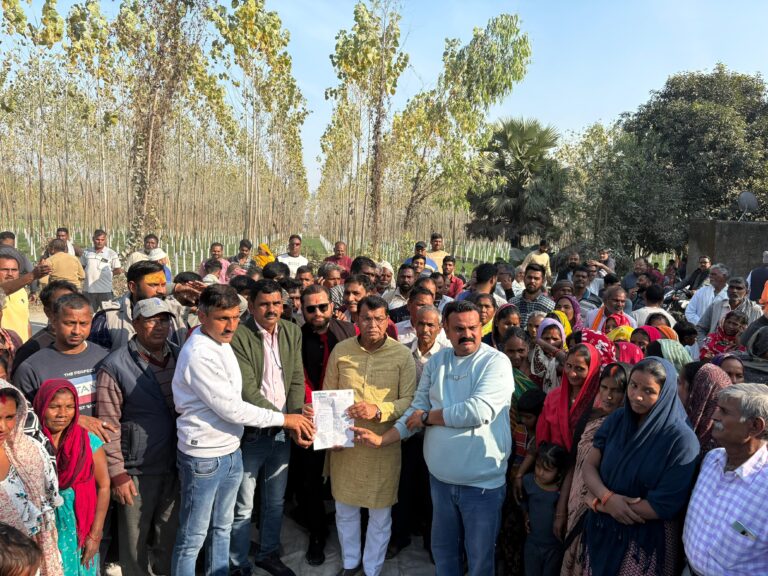 विधायक शिव अरोरा ने तहसीलदार क़ो पोल्ट्रीफार्म के खिलाफ जांच कर कार्यवाही के दिये निर्देश विधायक के एक्शन से बागवाला मे चल रहे लोगो का आक्रोश हुआ शांत किया, पोल्ट्री फार्म से होने वाली गंदगी मक्खी मछरों से जनता थी त्रस्त, लोग बैठे थे धरने पर