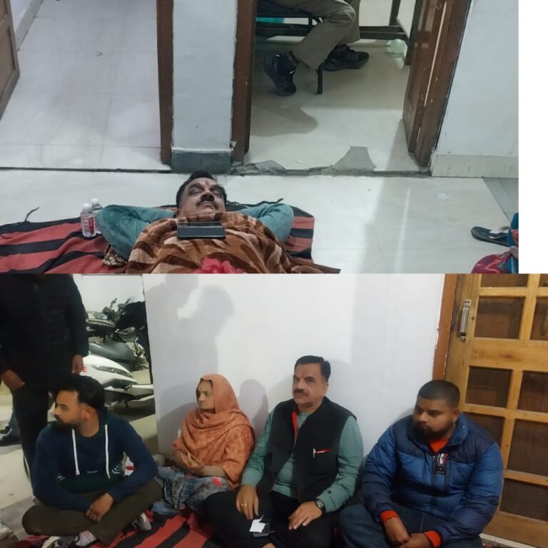 समर्थक पर हमले के विरोध में देर रात तक चौकी में धरने पर बैठे ठुकराल