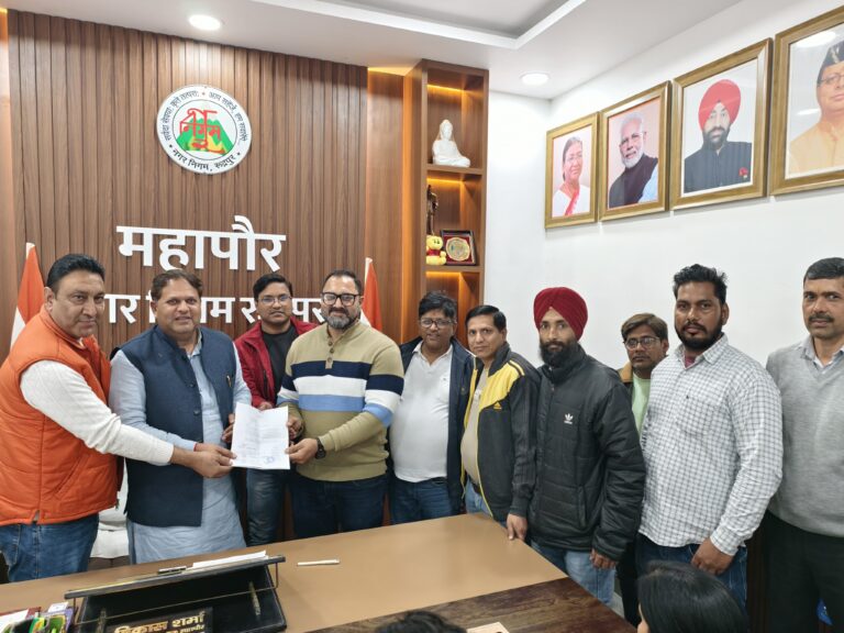 रुद्रपुर। नगर निगम क्षेत्र अंतर्गत वार्ड संख्या 32 भूरारानी की पुखराज कॉलोनी में स्थित पार्क के सौंदर्यीकरण एवं विकास की मांग को लेकर कॉलोनीवासियों ने महापौर से भेंट कर उन्हें ज्ञापन सौंपा।