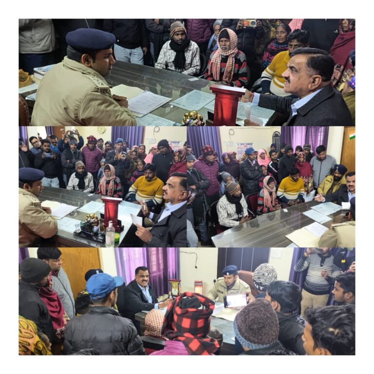 रूद्रपुर। रम्पुरा के युवक की बाजपुर क्षेत्र में हुई हत्या के मामले में फरार चल रहे आरोपियों की गिरफ्तारी की मांग को लेकर शनिवार को पूर्व विधायक राजकुमार ठुकराल की अगुवाई में रम्पुरा के लोगों ने बाजपुर कोतवाली में विरोध प्रदर्शन कर सीओ और एसएसआई का घेराव किया।