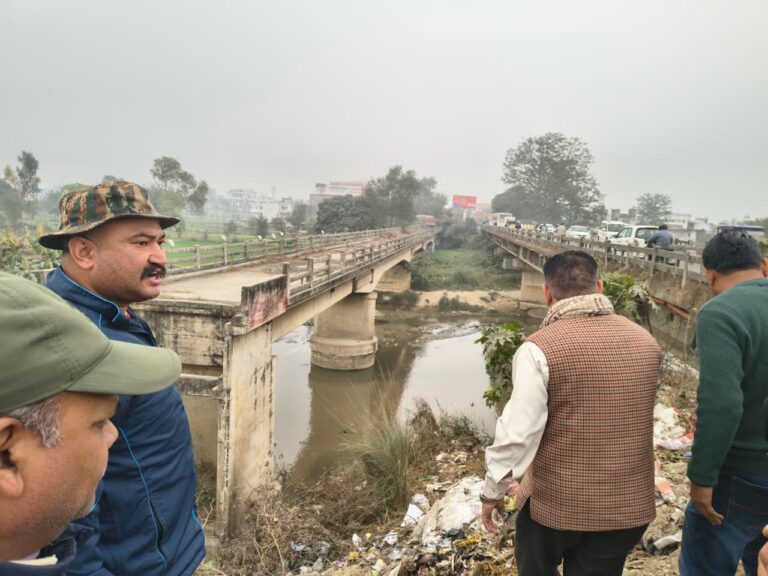 महापौर दीपक बाली ने ढेला पुल के पास डाले जा रहे कूड़े को गंभीरता से लिया