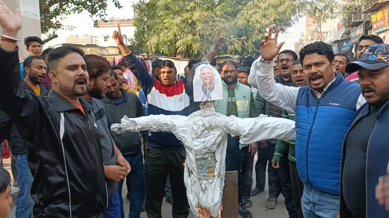 बांग्लादेश में दीपू चंद की हत्या के विरोध में रुद्रपुर में प्रदर्शन, पुतला फूंका