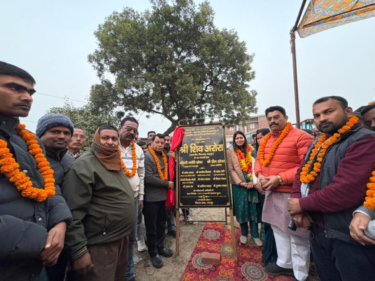 20 साल पुरानी मांग क़ो विधायक ने किया पूरा शिव अरोरा ने मकरन्दपुर मे विधायकनिधि से स्वीकृत 25 लाख लागत से बनने वाले टीन शेड के निर्माण कार्य का किया शिलान्यास