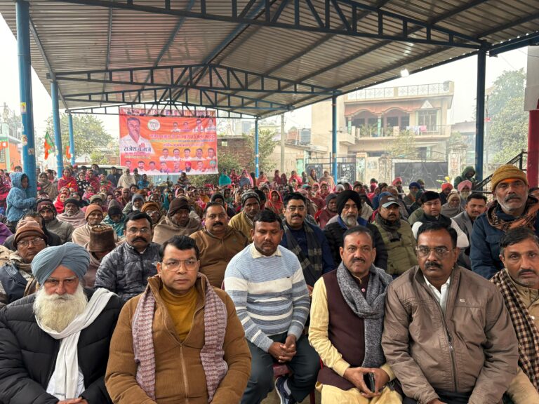 विधायक शिव अरोरा ने किसानो संग बूथ संख्या 182, ग्राम शिवपुर में प्रधानमंत्री नरेंद्र मोदी के 129वे मन की बात संस्मरण क़ो सुना