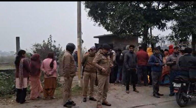 उधम सिंह नगर के जिला मुख्यालय रुद्रपुर से एक दर्दनाक खबर सामने आई है। वार्ड नंबर एक, तीन पानी धाम के पास बगिया से सटे एक मकान में अचानक भीषण आग लग गई।