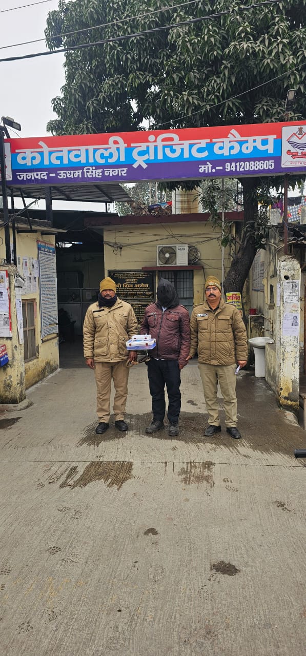 उधम सिंह नगर पुलिस ने नशे के खिलाफ बड़ी कार्रवाई करते हुए चरस की बड़ी खेप के साथ एक तस्कर को गिरफ्तार किया है। वरिष्ठ पुलिस अधीक्षक के निर्देशों पर चलाए जा रहे अभियान के तहत यह कार्रवाई थाना ट्रांजिट कैंप क्षेत्र में की गई।