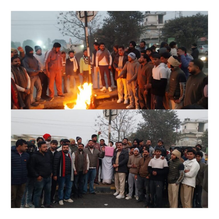 रुद्रपुर विधानसभा के गदरपुर रोड पर स्थित ग्राम महेशपुर में स्वर्गीय अंकिता भंडारी के हत्यारे तथाकथित वी. आई. पी. का राष्ट्रीय राजमार्ग पर पूर्व विधायक राजकुमार ठुकराल के नेतृत्व में पुतला फूंका व जमकर नारेबाजी की