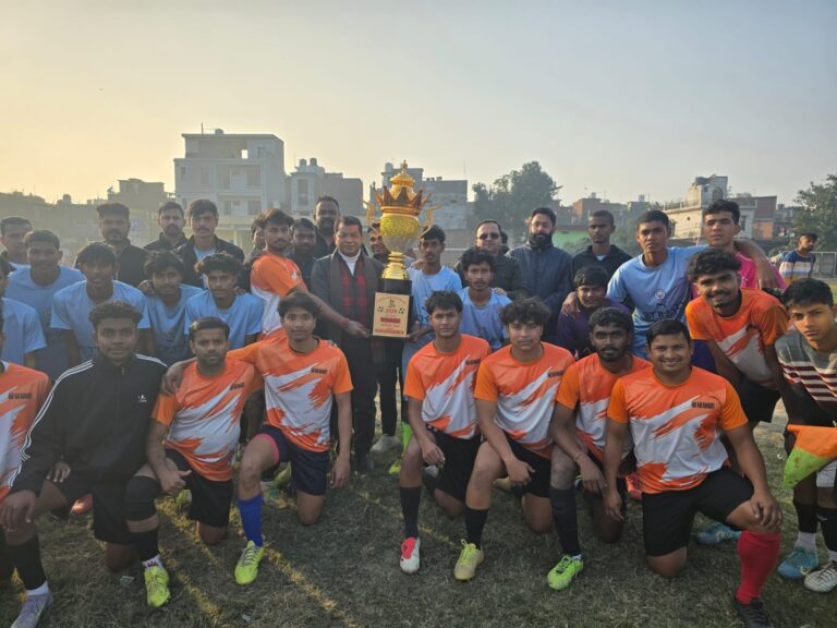 रविंद्र नगर मे आयोजित फुटबाल प्रतियोगिता मे शामिल हुऐ विधायक शिव अरोरा ने फाइनल मैच मे विजय रही शक्तिफार्म की टीम क़ो ट्रॉफी देकर किया सम्मानित