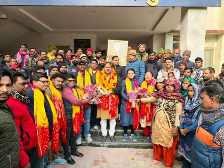 महापौर विकास शर्मा का ऐतिहासिक ऐलान, पर्यावरण मित्रों को निःशुल्क मिलेंगे आवास   महापौर ने की एक एकड़ भूमि पर वाल्मीकि कालोनी बनाने की घोषणा  पर्यावरण मित्रों को आवास देने वाला प्रदेश का पहला निगम बनेगा रूद्रपुर ईदगाह के पास खाली कराई गई भूमि पर बनेगी वाल्मीकि कालोनी घोषणा पर वाल्मीकि समाज ने महापौर का किया जोरदार अभिनंदन