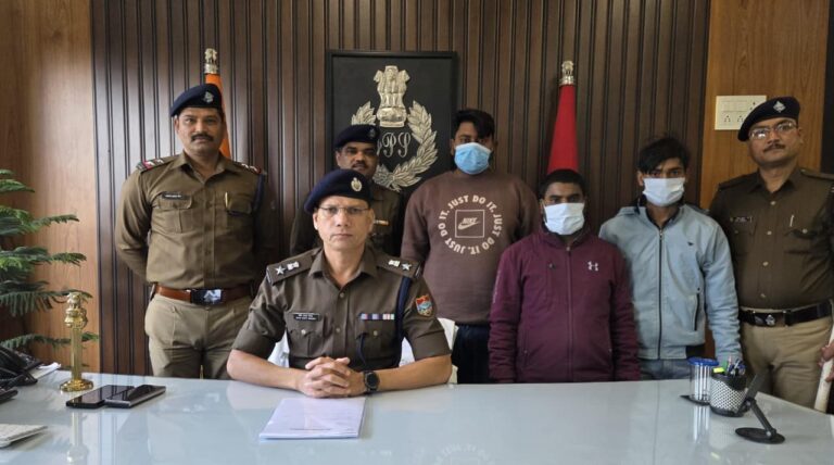 रुद्रपुर  पुलिस जांच में खुलासा कल शिमला बहादुर रोड पर मिली डेड बॉडी से फैली थी सनसनी, पप्पू वर्मा की पीट-पीटकर हत्या, तीन आरोपी गिरफ्तार