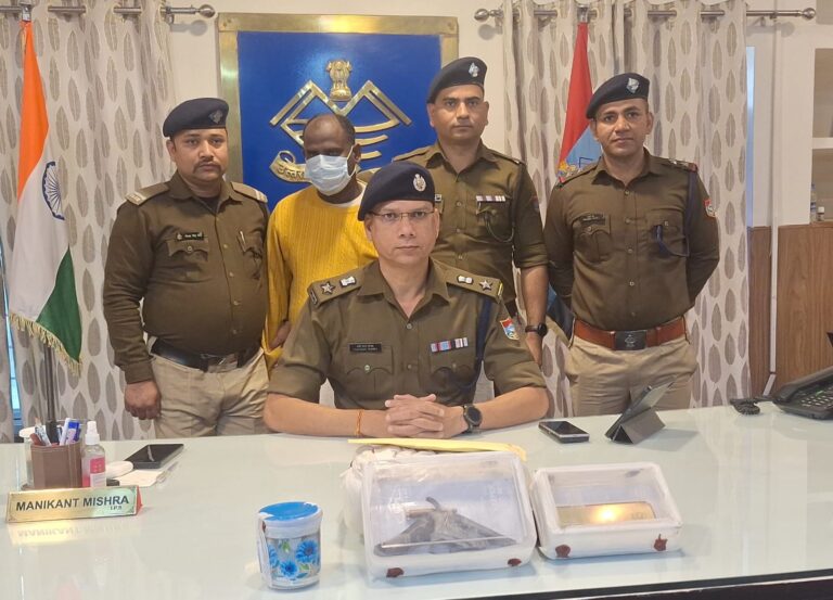 एसएसपी मणिकांत मिश्रा का अपराधियों के विरुद्ध सख्त रुख  शातिर लुटेरा इस्लाम अवैध तमंचा मय लूट के माल सहित गिरफ्तार।  थाना पुलभट्टा क्षेत्र में हुई लूट की घटना का हुआ पर्दाफाश।