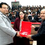 जॉब्स को केवल डिग्री या मार्क्स महत्वपूर्ण नहींः कॉर्पोरेट एक्सपर्ट  तीर्थंकर महावीर यूनिवर्सिटी के सीटीएलडी की ओर से करियर टॉक्स- पाथवेज़ टु सक्सेस में एवीपीएन की टैलेंट एक्विज़िशन लीडर सुश्री दीप्ति वर्मा ने स्टुडेंट्स को साझा किए तमाम टिप्स     एवीपीएन की टैलेंट एक्विज़िशन लीडर सुश्री दीप्ति वर्मा ने कॉर्पाेरेट भर्ती प्रक्रिया की वास्तविकताओं पर प्रकाश डालते हुए कहा, चयन केवल अंकों या डिग्री पर आधारित नहीं होता, बल्कि अभ्यर्थी के व्यावहारिक कौशल, सोचने की क्षमता, संवाद शैली और संगठनात्मक संस्कृति के साथ सामंजस्य पर भी निर्भर करता है। एचआर प्रोफेशनल्स उम्मीदवार को केवल डिग्री होल्डर के रूप में नहीं, बल्कि एक सम्भावनाशील पेशेवर के रूप में देखते हैं। उन्होंने स्टुडेंट्स से कहा, प्रारंभिक स्क्रीनिंग से लेकर अंतिम चयन तक, रिज़्यूमे प्रस्तुति, इंटरव्यू के दौरान आत्मविश्वास, बॉडी लैंग्वेज, और प्रश्नों के प्रति दृष्टिकोण का विशेष महत्व होता है।  सुश्री दीप्ति वर्मा ने छात्रों को सलाह दी कि वे कॉलेज जीवन के दौरान ही इंटर्नशिप, लाइव प्रोजेक्ट्स, स्वयंसेवी कार्य, टीमवर्क और लीडरशिप अवसरों को गंभीरता से लें, क्योंकि ये अनुभव साक्षात्कार के समय उम्मीदवार को दूसरों से अलग पहचान दिलाते हैं। उन्होंने यह भी रेखांकित किया कि आज के कॉर्पाेरेट जगत में एडैप्टेबिलिटी, डिजिटल अवेयरनेस और निरंतर सीखने की इच्छा सबसे बड़ी ताकत मानी जाती है। अंत में सुश्री दीप्ति वर्मा ने विद्यार्थियों को प्रेरित करते हुए कहा कि करियर एक दौड़ नहीं, बल्कि एक दीर्घकालिक यात्रा है, जिसमें सही दिशा, धैर्य और निरंतर प्रयास से ही सफलता प्राप्त की जा सकती है। एक्सपर्ट सेशन में सीसीएसआईटी, टिमिट, लॉ, एग्रीकल्चर, फार्मेसी आदि कॉलेजों के छात्रों की मौजूदगी में सवाल-जबाव का दौर भी चला।   सुश्री वर्मा तीर्थंकर महावीर यूनिवर्सिटी, मुरादाबाद के सेंटर फॉर टीचिंग, लर्निंग एंड डवलपमेंट- सीटीएलडी की ओर से करियर टॉक्स- पाथवेज़ टु सक्सेस पर आयोजित विशेषज्ञ सत्र में बतौर मुख्य वक्ता बोल रहीं थीं। विशेषज्ञ सत्र का विषय कॉर्पोरेट रेडिनेस और शीर्षक हाउ एचआर एक्चुली हायर्सः द सिक्रेट सेलेक्शन टिप्स रहा। इससे पूर्व मुख्य वक्ता सुश्री दीप्ति वर्मा, फैकल्टी ऑफ इंजीनियरिंग के डीन प्रो. आरके द्विवेदी, सीटीएलडी के डायरेक्टर प्रो. पंकज कुमार सिंह आदि ने मां सरस्वती के समक्ष दीप प्रज्जवलित करके एक्सपर्ट सेशन का शुभारम्भ किया। डीन प्रो. द्विवेदी ने स्टुडेंट्स से कहा, जॉब्स के लिए वर्तमान समय में केवल तकनीकी ज्ञान पर्याप्त नहीं है। स्टुडेंट्स को संचार कौशल, सकारात्मक दृष्टिकोण, कार्यस्थल पर अनुकूलन क्षमता तथा नैतिक मूल्यों की समझ विद्यार्थियों को कॉर्पाेरेट जगत में सफल बनाती है। सीटीएलडी केे प्रो. पंकज कुमार सिंह बोले, कैरियर टॉक्स श्रृंखला का मकसद कक्षा में अर्जित ज्ञान और उद्योग की व्यावहारिक अपेक्षाओं के बीच की दूरी को कम करना है। उन्होंने सीटीएलडी की ओर से भविष्य में भी ऐसे उद्योग-संवाद आधारित कार्यक्रमों के आयोजन की प्रतिबद्धता दोहराई। डॉ. जैस्मिन स्टीफन ने संयोजक, जबकि श्री प्रदीप पंवार ने सह-समन्वयक की भूमिका निभाई। संचालन सुश्री अन्वेषा सिसोदिया ने किया। कार्यक्रम में श्रीमती मणि सारस्वत आदि की उल्लेखनीय मौजूदगी रही।  अंत में डॉ. दिलीप दत्त वार्ष्णेय ने धन्यवाद ज्ञापित किया।