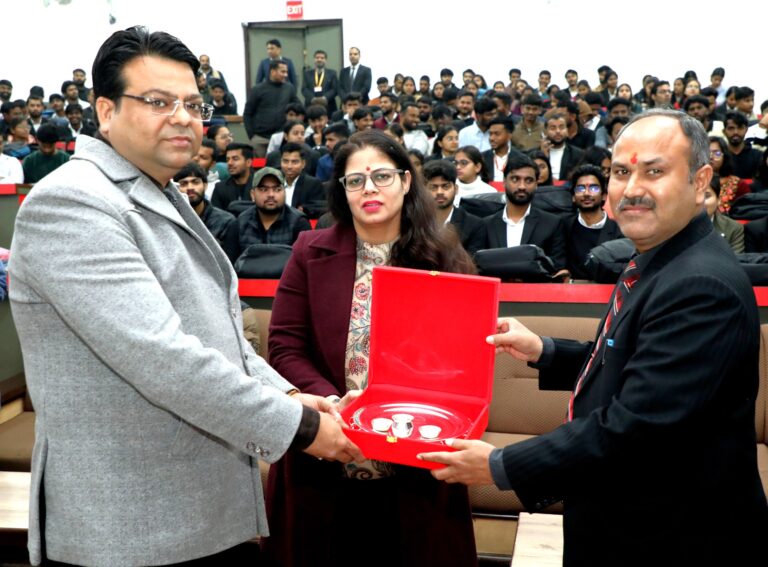 जॉब्स को केवल डिग्री या मार्क्स महत्वपूर्ण नहींः कॉर्पोरेट एक्सपर्ट  तीर्थंकर महावीर यूनिवर्सिटी के सीटीएलडी की ओर से करियर टॉक्स- पाथवेज़ टु सक्सेस में एवीपीएन की टैलेंट एक्विज़िशन लीडर सुश्री दीप्ति वर्मा ने स्टुडेंट्स को साझा किए तमाम टिप्स     एवीपीएन की टैलेंट एक्विज़िशन लीडर सुश्री दीप्ति वर्मा ने कॉर्पाेरेट भर्ती प्रक्रिया की वास्तविकताओं पर प्रकाश डालते हुए कहा, चयन केवल अंकों या डिग्री पर आधारित नहीं होता, बल्कि अभ्यर्थी के व्यावहारिक कौशल, सोचने की क्षमता, संवाद शैली और संगठनात्मक संस्कृति के साथ सामंजस्य पर भी निर्भर करता है। एचआर प्रोफेशनल्स उम्मीदवार को केवल डिग्री होल्डर के रूप में नहीं, बल्कि एक सम्भावनाशील पेशेवर के रूप में देखते हैं। उन्होंने स्टुडेंट्स से कहा, प्रारंभिक स्क्रीनिंग से लेकर अंतिम चयन तक, रिज़्यूमे प्रस्तुति, इंटरव्यू के दौरान आत्मविश्वास, बॉडी लैंग्वेज, और प्रश्नों के प्रति दृष्टिकोण का विशेष महत्व होता है।  सुश्री दीप्ति वर्मा ने छात्रों को सलाह दी कि वे कॉलेज जीवन के दौरान ही इंटर्नशिप, लाइव प्रोजेक्ट्स, स्वयंसेवी कार्य, टीमवर्क और लीडरशिप अवसरों को गंभीरता से लें, क्योंकि ये अनुभव साक्षात्कार के समय उम्मीदवार को दूसरों से अलग पहचान दिलाते हैं। उन्होंने यह भी रेखांकित किया कि आज के कॉर्पाेरेट जगत में एडैप्टेबिलिटी, डिजिटल अवेयरनेस और निरंतर सीखने की इच्छा सबसे बड़ी ताकत मानी जाती है। अंत में सुश्री दीप्ति वर्मा ने विद्यार्थियों को प्रेरित करते हुए कहा कि करियर एक दौड़ नहीं, बल्कि एक दीर्घकालिक यात्रा है, जिसमें सही दिशा, धैर्य और निरंतर प्रयास से ही सफलता प्राप्त की जा सकती है। एक्सपर्ट सेशन में सीसीएसआईटी, टिमिट, लॉ, एग्रीकल्चर, फार्मेसी आदि कॉलेजों के छात्रों की मौजूदगी में सवाल-जबाव का दौर भी चला।   सुश्री वर्मा तीर्थंकर महावीर यूनिवर्सिटी, मुरादाबाद के सेंटर फॉर टीचिंग, लर्निंग एंड डवलपमेंट- सीटीएलडी की ओर से करियर टॉक्स- पाथवेज़ टु सक्सेस पर आयोजित विशेषज्ञ सत्र में बतौर मुख्य वक्ता बोल रहीं थीं। विशेषज्ञ सत्र का विषय कॉर्पोरेट रेडिनेस और शीर्षक हाउ एचआर एक्चुली हायर्सः द सिक्रेट सेलेक्शन टिप्स रहा। इससे पूर्व मुख्य वक्ता सुश्री दीप्ति वर्मा, फैकल्टी ऑफ इंजीनियरिंग के डीन प्रो. आरके द्विवेदी, सीटीएलडी के डायरेक्टर प्रो. पंकज कुमार सिंह आदि ने मां सरस्वती के समक्ष दीप प्रज्जवलित करके एक्सपर्ट सेशन का शुभारम्भ किया। डीन प्रो. द्विवेदी ने स्टुडेंट्स से कहा, जॉब्स के लिए वर्तमान समय में केवल तकनीकी ज्ञान पर्याप्त नहीं है। स्टुडेंट्स को संचार कौशल, सकारात्मक दृष्टिकोण, कार्यस्थल पर अनुकूलन क्षमता तथा नैतिक मूल्यों की समझ विद्यार्थियों को कॉर्पाेरेट जगत में सफल बनाती है। सीटीएलडी केे प्रो. पंकज कुमार सिंह बोले, कैरियर टॉक्स श्रृंखला का मकसद कक्षा में अर्जित ज्ञान और उद्योग की व्यावहारिक अपेक्षाओं के बीच की दूरी को कम करना है। उन्होंने सीटीएलडी की ओर से भविष्य में भी ऐसे उद्योग-संवाद आधारित कार्यक्रमों के आयोजन की प्रतिबद्धता दोहराई। डॉ. जैस्मिन स्टीफन ने संयोजक, जबकि श्री प्रदीप पंवार ने सह-समन्वयक की भूमिका निभाई। संचालन सुश्री अन्वेषा सिसोदिया ने किया। कार्यक्रम में श्रीमती मणि सारस्वत आदि की उल्लेखनीय मौजूदगी रही।  अंत में डॉ. दिलीप दत्त वार्ष्णेय ने धन्यवाद ज्ञापित किया।