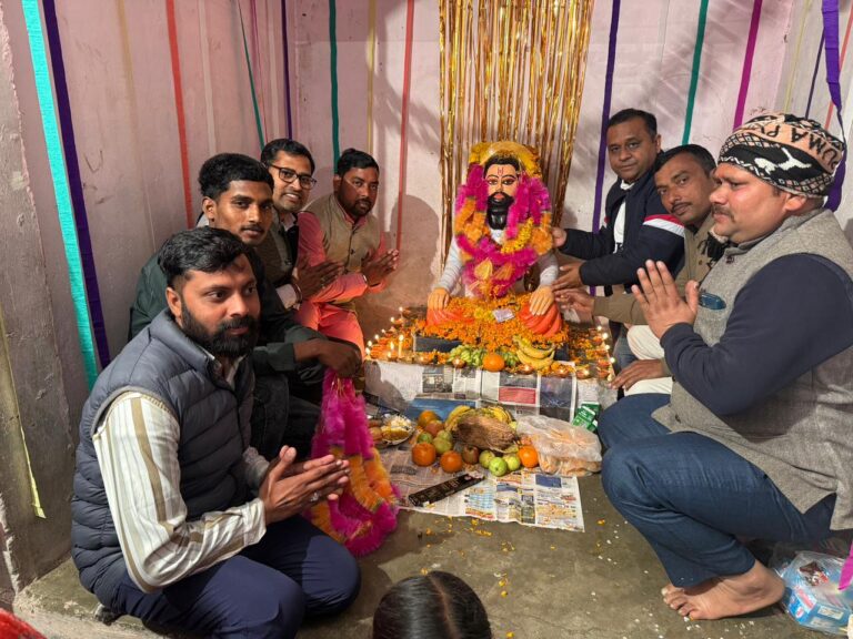 रुद्रपुर – समाज में समरसता का संदेश देने वाले संत शिरोमणि रविदास की जयंती धूमधाम से मनाई। समाजसेवी भारत भूषण चुघ के नेतृत्व में तमाम लोग बागवाला झील स्थित संत रविदास मंदिर पहुंचे।