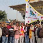 रूद्रपुर। गल्ला मंडी स्थित श्री श्याम मंदिर से श्याम बाबा के भक्त राकेश शर्मा के नेतृत्व में श्याम प्रेमियों का एक जत्था निशान यात्रा लेकर राजस्थान के प्रसिद्ध खाटू श्याम मंदिर के लिए पैदल रवाना हुआ।