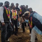 रूद्रपुर। क्षेत्र के विकास और जनसुविधाओं को सुदृढ़ करने के संकल्प के साथ शुक्रवार को मोहनपुर नंबर दो में जिला पंचायत निधि के अंतर्गत चार लाख रुपये की लागत से शमशान घाट के सुदृढ़ीकरण एवं विभिन्न निर्माण कार्यों का विधिवत शुभारंभ किया गया। पूर्व विधायक राजकुमार ठुकराल और जिला पंचायत सदस्य सुखदेव हाल्दार ने संयुक्त रूप से नारियल फोड़कर