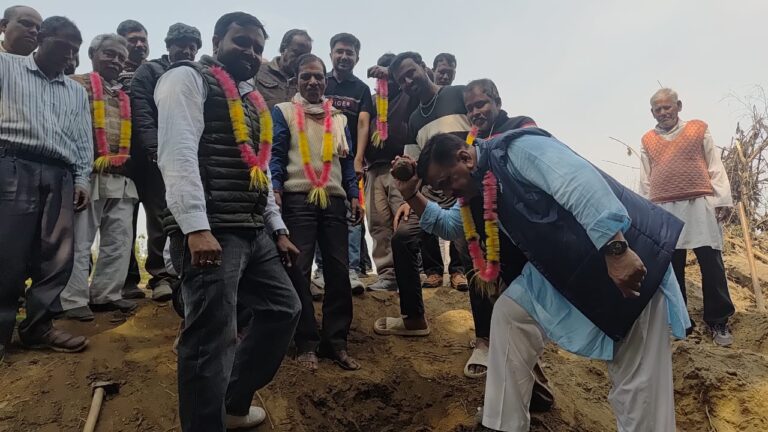 रूद्रपुर। क्षेत्र के विकास और जनसुविधाओं को सुदृढ़ करने के संकल्प के साथ शुक्रवार को मोहनपुर नंबर दो में जिला पंचायत निधि के अंतर्गत चार लाख रुपये की लागत से शमशान घाट के सुदृढ़ीकरण एवं विभिन्न निर्माण कार्यों का विधिवत शुभारंभ किया गया। पूर्व विधायक राजकुमार ठुकराल और जिला पंचायत सदस्य सुखदेव हाल्दार ने संयुक्त रूप से नारियल फोड़कर