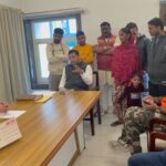 ट्रांजिष्ट कैम्प की हिन्दू नाबालिक बच्ची की सकुशल वापसी को लेकर विधायक शिव अरोरा ने परिजनों संग एसपी क्राइम निहारिका तोमर से की मुलाक़ात! विधायक बोले लवजिहादी अशरफ जल्द पकड़ कर भेजा जाये सलाखों के पीछे, हो सख्त कार्यवाही देवभूमि उत्तराखंड रुद्रपुर में नहीं बर्दाश्त होगा लव जिहाद, लैंड जिहाद