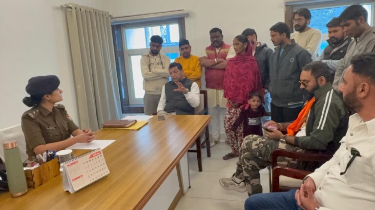 ट्रांजिष्ट कैम्प की हिन्दू नाबालिक बच्ची की सकुशल वापसी को लेकर विधायक शिव अरोरा ने परिजनों संग एसपी क्राइम निहारिका तोमर से की मुलाक़ात! विधायक बोले लवजिहादी अशरफ जल्द पकड़ कर भेजा जाये सलाखों के पीछे, हो सख्त कार्यवाही देवभूमि उत्तराखंड रुद्रपुर में नहीं बर्दाश्त होगा लव जिहाद, लैंड जिहाद