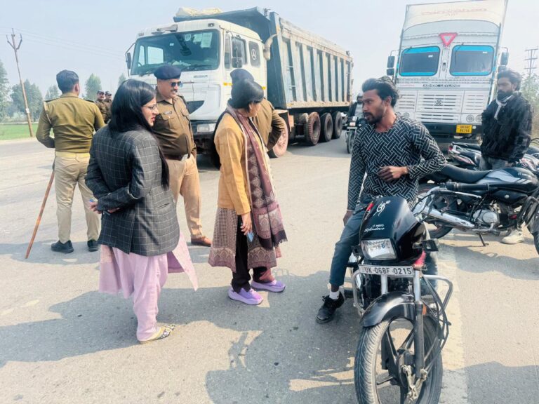 गदरपुर। तहसील क्षेत्र में जिलाधिकारी के आदेशों के अनुपालन में सड़क सुरक्षा को लेकर संयुक्त सघन चेकिंग अभियान चलाया गया।