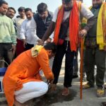 विधायक शिव अरोरा ने हरिद्वार से पवित्र जल लेकर आये कावरियो के चरण धोकर किया स्वागत विधायक बोले कावरियो की सेवा करना मेरा लिये विशेष सौभग्य की बात