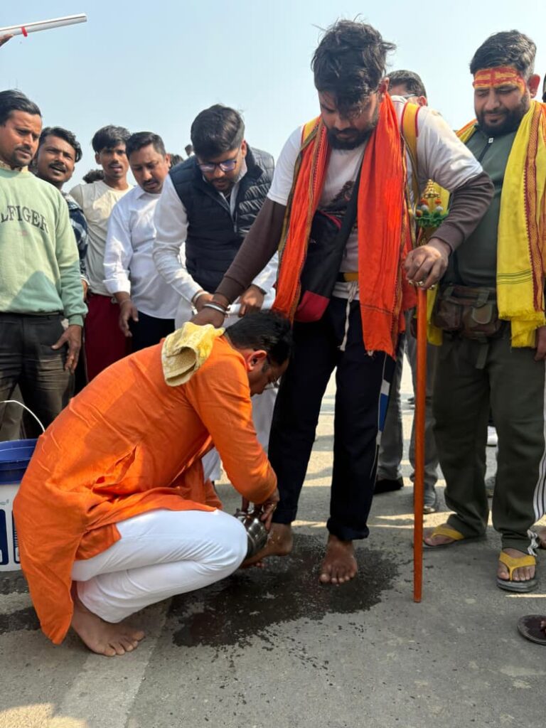 विधायक शिव अरोरा ने हरिद्वार से पवित्र जल लेकर आये कावरियो के चरण धोकर किया स्वागत विधायक बोले कावरियो की सेवा करना मेरा लिये विशेष सौभग्य की बात