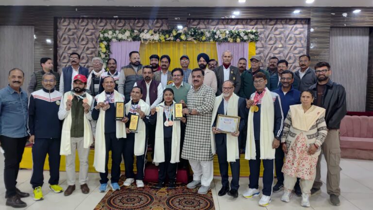 रूद्रपुर के नजारा फार्म हाउस एण्ड रेस्टोरेंट में आयोजित एक भव्य समारोह में मास्टर्स एथलेटिक्स में राष्ट्रीय स्तर के पदक विजेताओं को सम्मानित किया गया