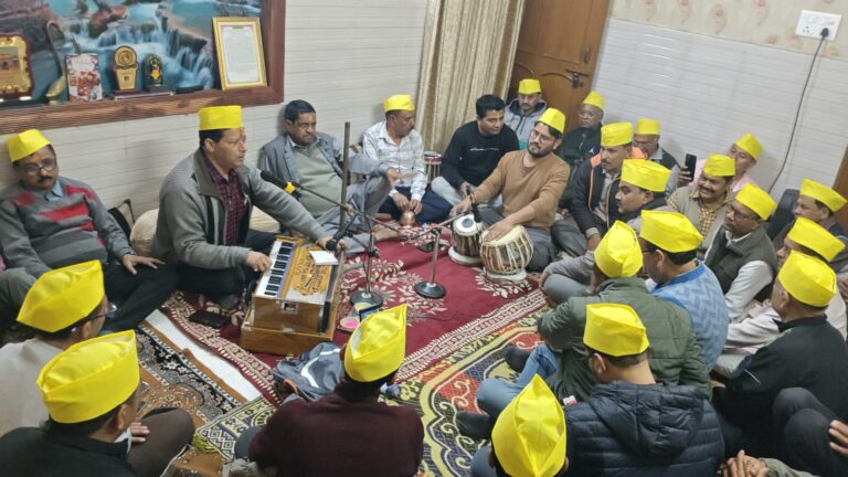 दिनेश चन्द्र पाण्डे के आवास पर बैठकी होली का आयोजन किया गया