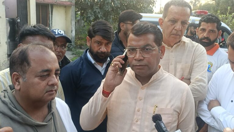 सिविल लाइन गोलीकांड मे मृतक ध्रुव चावला का शव पहुंचा पोस्टमार्टम हॉउस! विधायक शिव अरोरा ने सीओ सिटी से दूरभाष पर वार्ता कर घटना की हर पहलू से जांच करने के दिये निर्देश