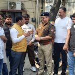 सोशल मीडिया पर भगवान राम माता सीता के लिये अभद्र भाषा का प्रयोग करने वाले आकाश बाबू के खिलाफ भारी आक्रोश! विधायक शिव अरोरा हिन्दू सगठनो के साथ पहुँचे ट्रांजिष्ट कैम्प थाना कोतवाल को निर्देशित कर बोले उसका ऐसा इलाज हो सात पुश्ते याद करे, पुलिस सुनिश्चित कर ले देवभूमि मे अब रामद्रोही नजर नहीं आना चाहिए