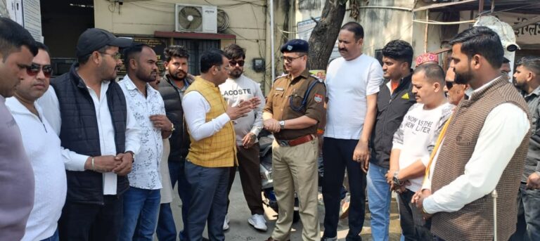 सोशल मीडिया पर भगवान राम माता सीता के लिये अभद्र भाषा का प्रयोग करने वाले आकाश बाबू के खिलाफ भारी आक्रोश! विधायक शिव अरोरा हिन्दू सगठनो के साथ पहुँचे ट्रांजिष्ट कैम्प थाना कोतवाल को निर्देशित कर बोले उसका ऐसा इलाज हो सात पुश्ते याद करे, पुलिस सुनिश्चित कर ले देवभूमि मे अब रामद्रोही नजर नहीं आना चाहिए