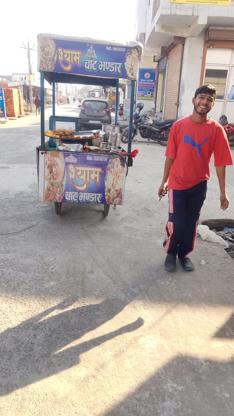 श्याम चाट भंडार थैला लेकर खुलेआम जा रहा था ढोल मिट्टी टिक्की बताशे में पड़ी