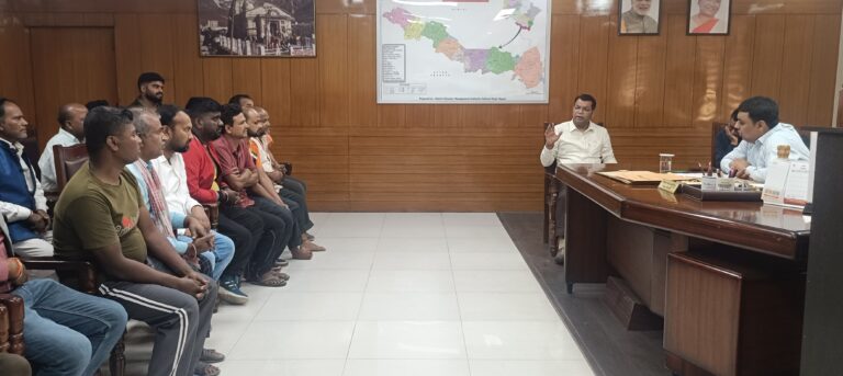 दशकों से बसे महतोष दुकानदारों के हटाये जाने के दर्द को समझते हुऐ विधायक शिव अरोरा ने जिला अधिकारी से की मुलाक़ात जिला अधिकारी ने एडीएम की अध्यक्षता मे कमेटी गठन के दिये निर्देश