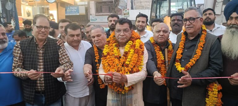 विधायक शिव अरोरा ने भगत सिंह चौक से डॉ डोगरा क्लिनिक को जाने वाले हॉटमिक्स मार्ग का फीता काटकर किया शिलान्यास! 20 बाद बदलेगी इस मार्ग की सूरत