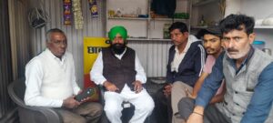 पूर्व कृषि मंडी अध्यक्ष रूपेंद्र सिंह बग्गा ने अग्नि कांड पीड़ित दुकानदार को ढांढस बंधाया