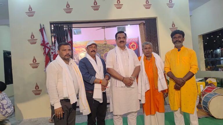 रुद्रपुर। ट्रांजिट कैंप एफ ब्लॉक स्थित श्री श्री हरि गुरु चांद सार्वजनिक मंदिर में मतुआ धर्म के संस्थापक श्री श्री हरिचांद ठाकुर की 215वीं जयंती अत्यंत श्रद्धा और धूमधाम के साथ मनाई गई। इस पावन अवसर पर आयोजित धार्मिक कार्यक्रम में पूर्व विधायक राजकुमार ठुकराल ने मुख्य अतिथि के रूप में शिरकत की।