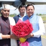 पंतनगर एयरपोर्ट पर सीएम धामी ने रक्षा मंत्री राजनाथ सिंह का पुष्पगुच्छ व अंगवस्त्र भेंट कर स्वागत किया  देश के रक्षा मंत्री राजनाथ सिंह अपने निर्धारित कार्यक्रमानुसार पंतनगर एयरपोर्ट पहुँचे।