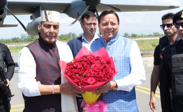 पंतनगर एयरपोर्ट पर सीएम धामी ने रक्षा मंत्री राजनाथ सिंह का पुष्पगुच्छ व अंगवस्त्र भेंट कर स्वागत किया  देश के रक्षा मंत्री राजनाथ सिंह अपने निर्धारित कार्यक्रमानुसार पंतनगर एयरपोर्ट पहुँचे।