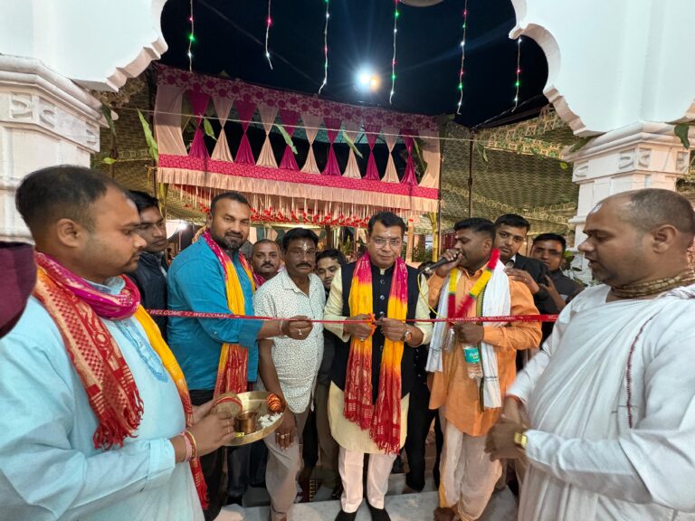 विधायक शिव अरोरा ने पिपलिया न. 2 क्षेत्र में विधायकनिधि से स्वीकृत राधा गोविन्द मन्दिर के सौंदर्यकरण कार्य का फीता काटकर किया लोकार्पण