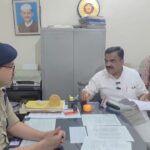 रूद्रपुर । ट्रांजिट कैंप क्षेत्र से संदिग्ध परिस्थितियों में लापता हुई किशोरी का दस दिन बीत जाने के बाद भी कोई सुराग नहीं लगने पर बालिका की बरामदगी की मांग को लेकर पूर्व विधायक राजकुमार ठुकराल ने परिजनों के साथ ट्रांजिट कैंप कोतवाली पहुंचकर कोतवाल से मुलाकात की